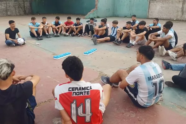 Dame pelota, jovenes debatiendo