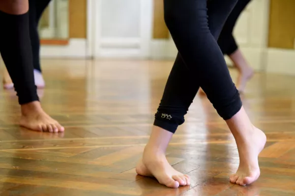 Pies de personas bailando danza