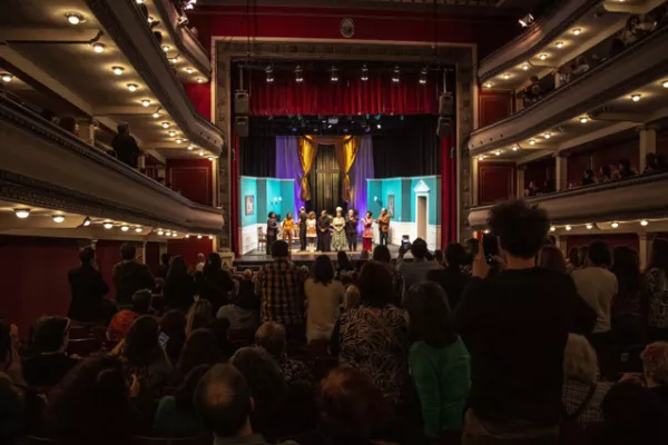 Las viejas en el escenario del teatro La Comedia