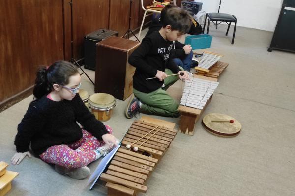 niños tocando instrumentos musicales