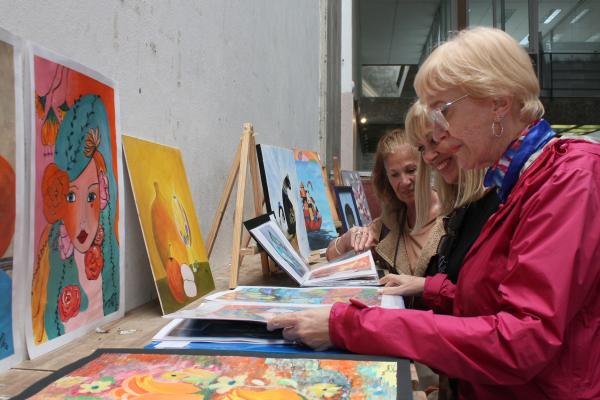 Mujeres mayores mirando cuadros de arte