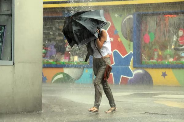 Rosario sigue en alerta naranja por tormentas fuertes y el municipio reitera recomendaciones