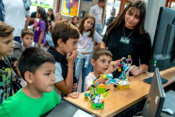 Se ponen en marcha las Estaciones Digitales Itinerantes en Casa de Cultura Barrio Alvear