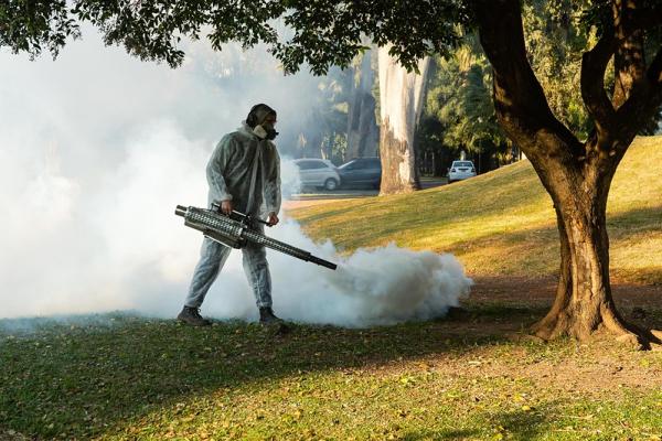 Continúan los operativos de fumigación en espacios verdes