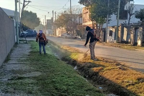 Se intensifican las tareas de limpieza y desmalezado en espacios verdes y vía pública