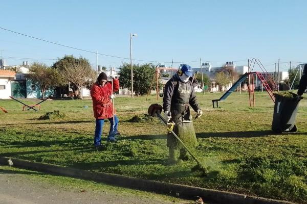 El municipio realiza limpieza y desmalezado en vía pública y espacios verdes de todos los distritos