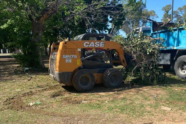 El municipio ejecuta trabajos de limpieza y desmalezado en vía pública y espacios verdes