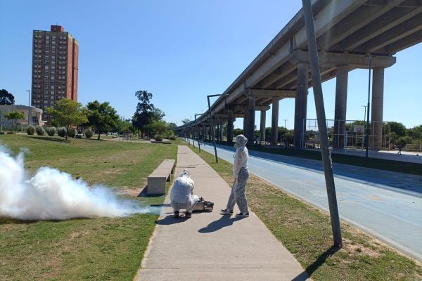 El municipio lleva adelante operativos de fumigación en espacios verdes