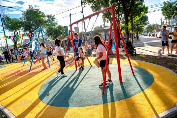  La plaza Cabo Álvarez del distrito Norte estrenó obras de remodelación y nuevos espacios de juego