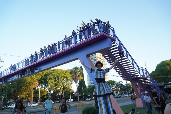 Con una especial intervención artística, el Puente de las Mujeres brilla en el corazón de bulevar Rondeau 