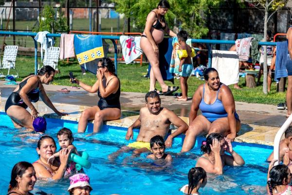 Más 80 mil personas disfrutaron de las piletas recreativas en los polideportivos en el primer mes de temporada