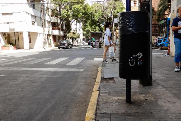 Continúa la colocación de cestos papeleros en el centro de la ciudad