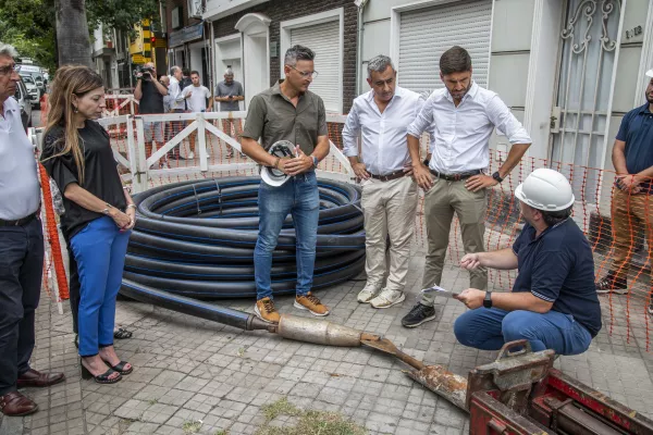 Javkin y Pullaro supervisaron las obras de renovación de redes de agua en los barrios Lourdes y Pichincha