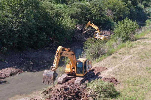 Avanzan los trabajos de limpieza y saneamiento de un sector del arroyo Ludueña