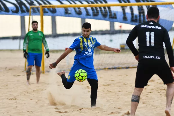 Agenda deportiva: destacados equipos de fútbol playa del interior del país juegan un campeonato nacional en Rosario