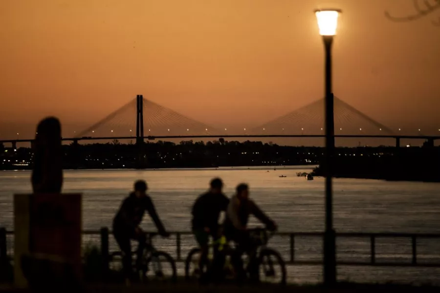 Vista noctura del puente Rosario Victoria