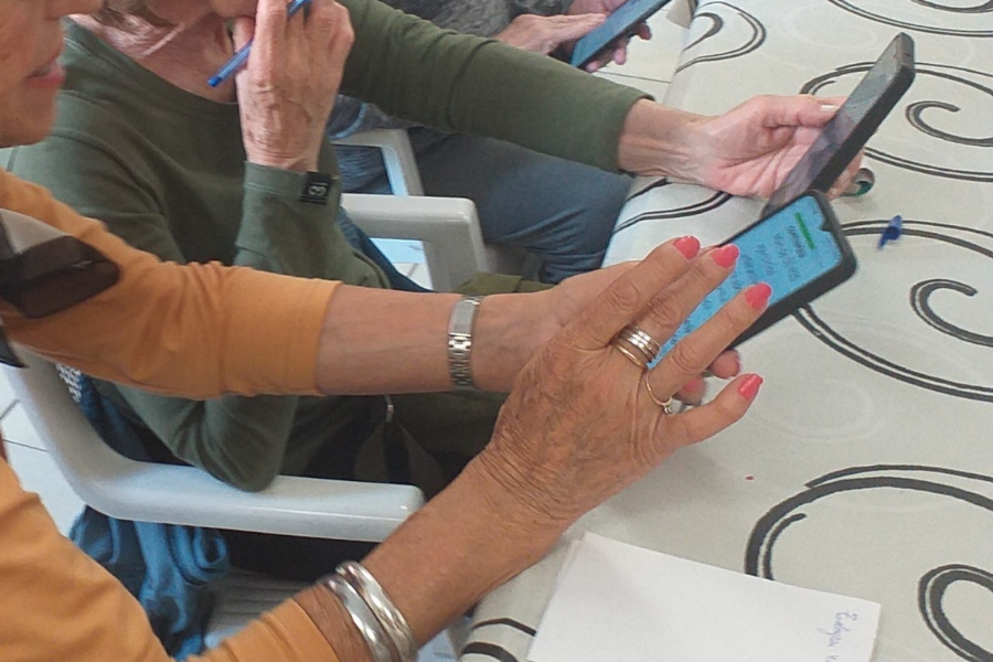Personas mayores usando un celular