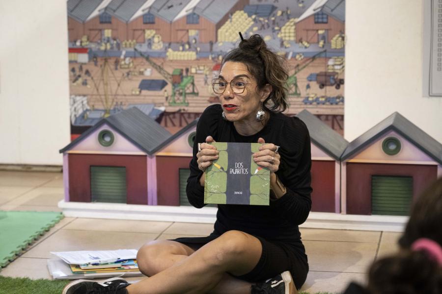 Belén Campero sostiene el libro "Dos Pajaritos" en el Espacio Invernadero