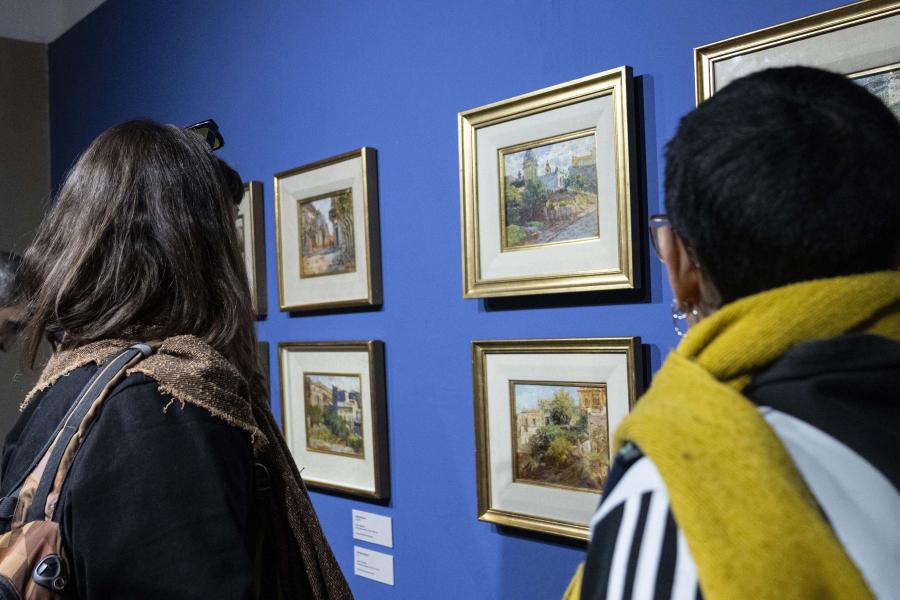 Dos personas contemplando la obra del pintor Salvador Zaino, exhibida en el Museo de la Ciudad de Rosario