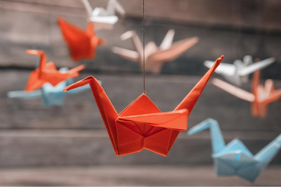 Grullas de origami plegadas en el marco del programa Mil Grullas por la paz