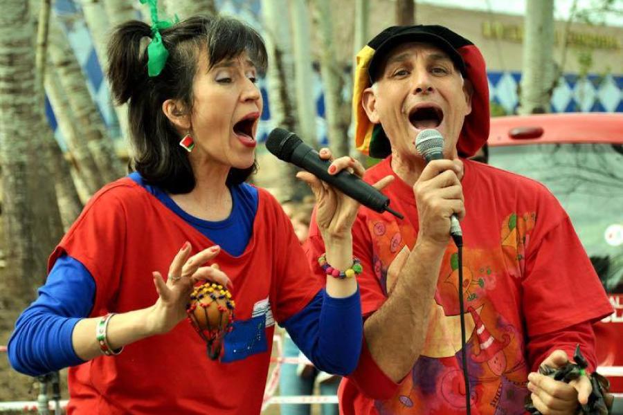 Raúl Manfreini y Cecilia López cantando