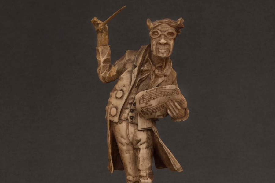 Figura de porcelana de un director de orquesta de la colección del Museo Estevez