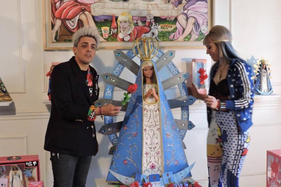 los artistas Pool&Marianela rodeando una muñeca barbie tamaño real convertida en una virgen