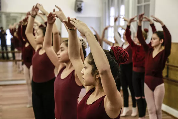 Escuela de Danza y Arte Escénico “Ernesto de Larrechea”